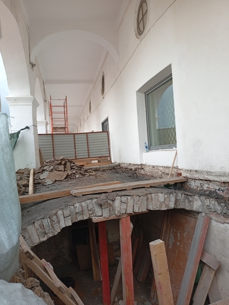 В костромских Больших Мучных рядах разобрали полы