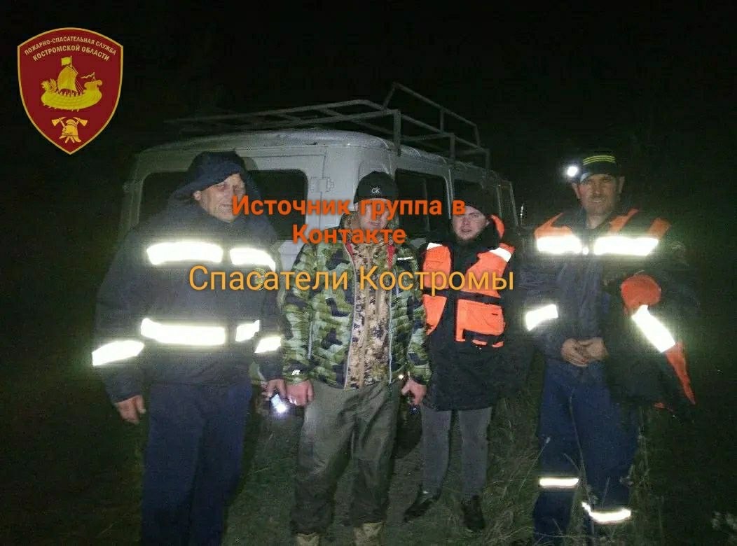 Костромские спасатели вызволили молодого грибника из леса на лодке