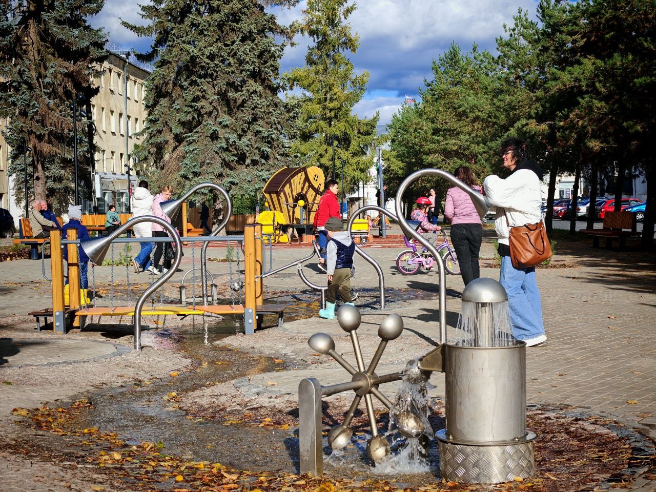 В Костроме официально открылся сквер со слоником