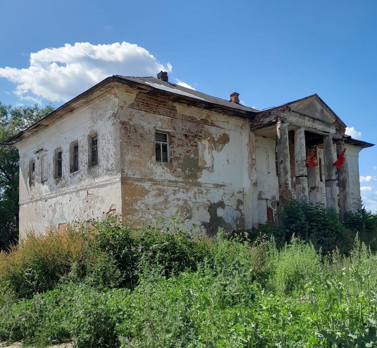 У господского дома с колоннами под Костромой появился хозяин
