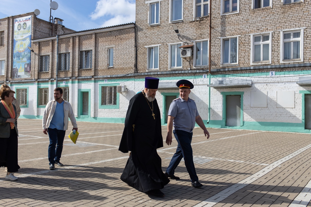 Митрополит Ферапонт окропил святой водой костромских заключенных