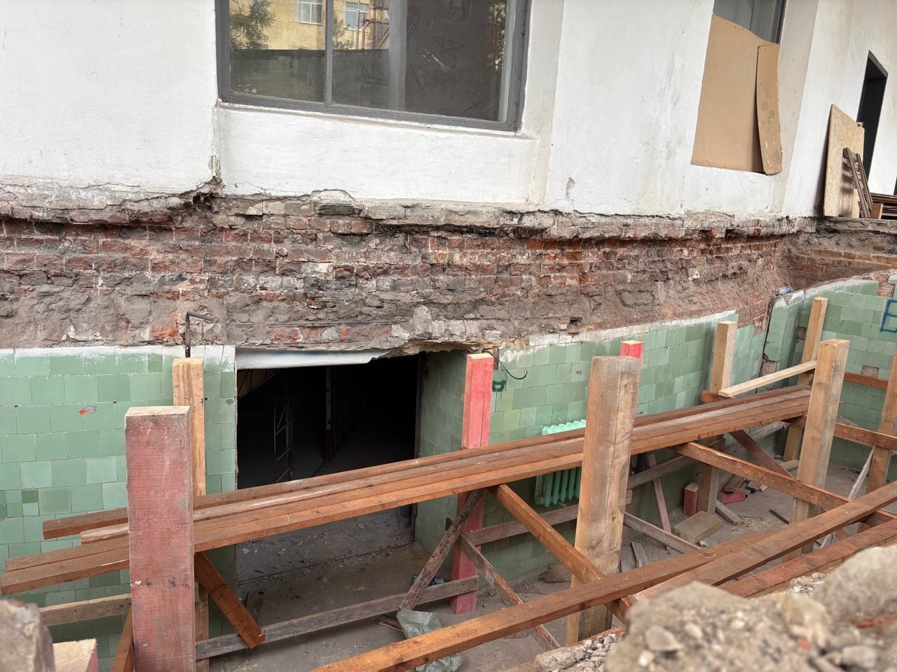 В костромских Больших Мучных рядах разобрали полы