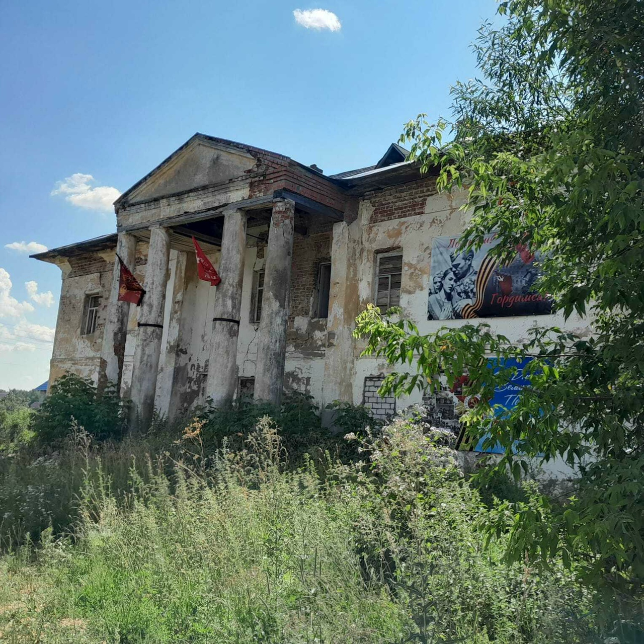 У господского дома с колоннами под Костромой появился хозяин