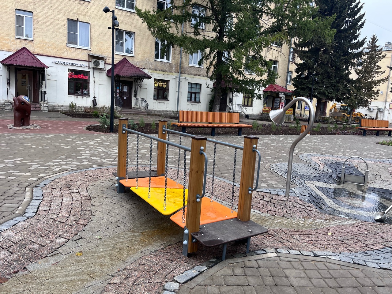 Лаз-тоннель и оригинальный ручеек: в Костроме осовременили сквер со слоником