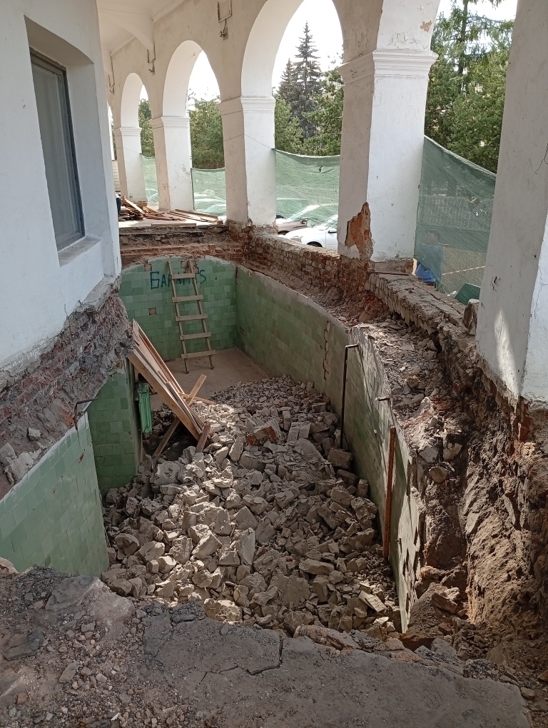 В костромских Больших Мучных рядах разобрали полы
