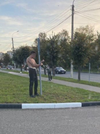 Мотоциклиста в одних штанах приковали к столбу в центре Костромы