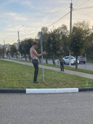 Мотоциклиста в одних штанах приковали к столбу в центре Костромы
