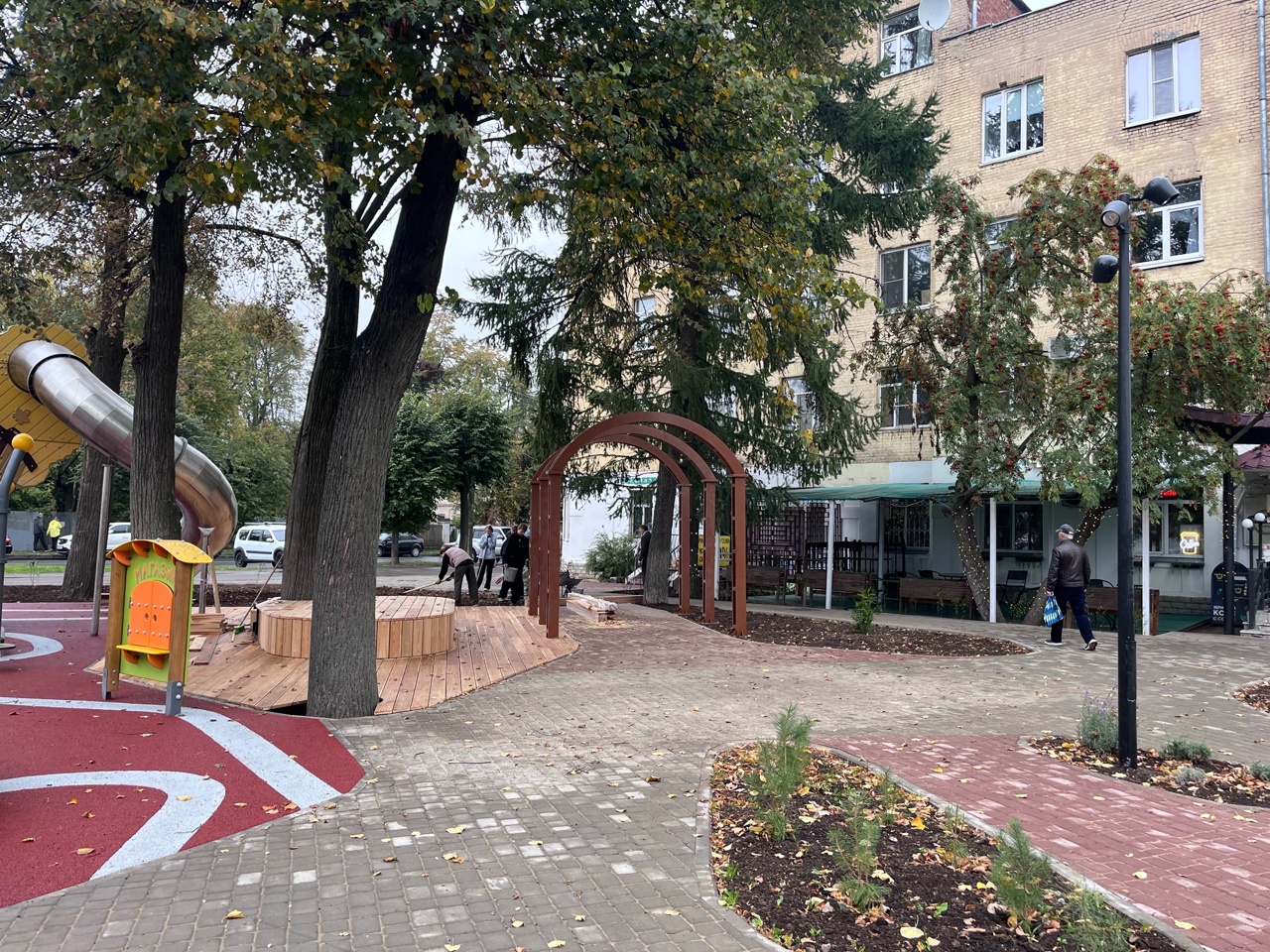 Лаз-тоннель и оригинальный ручеек: в Костроме осовременили сквер со слоником