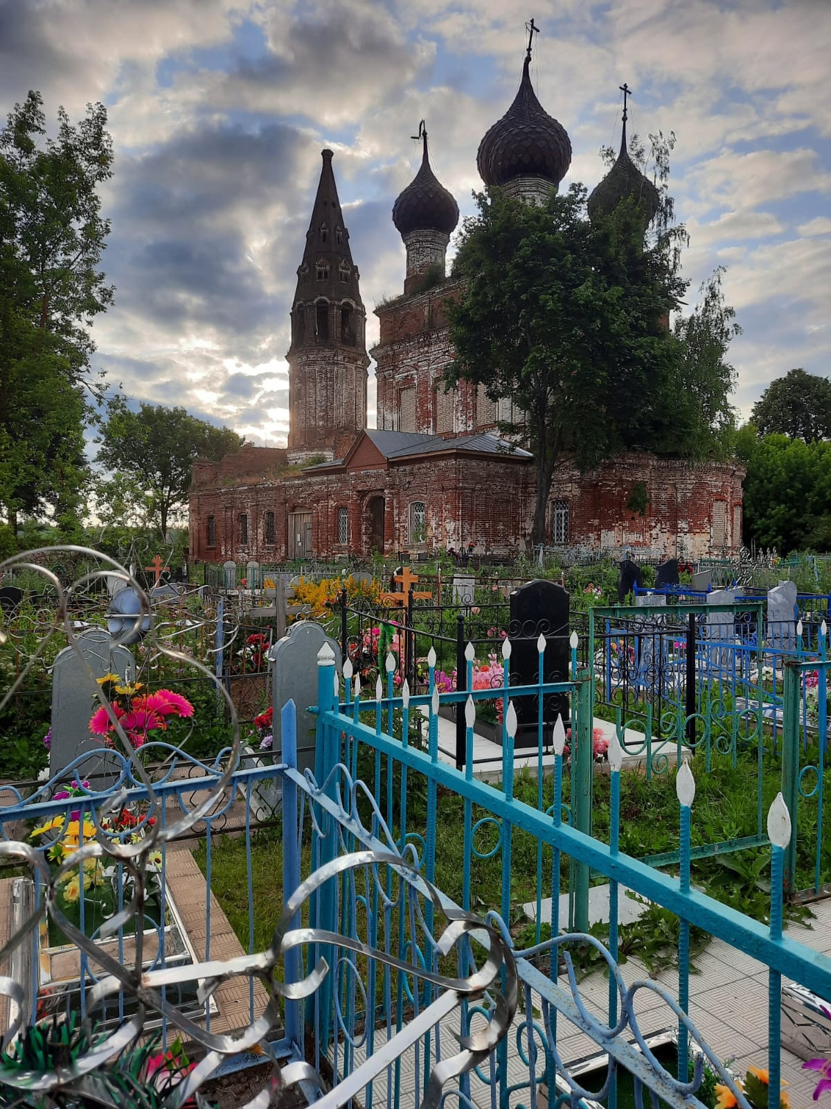 Троицкий храм под Костромой мог загореться из-за сжигания мусора