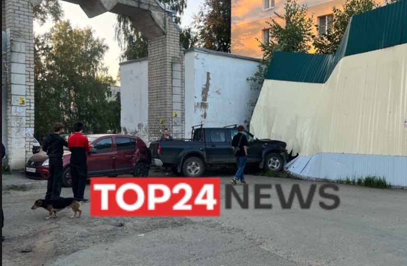 В Костроме «Ниссан» протаранил две машины и впечатался в магазин