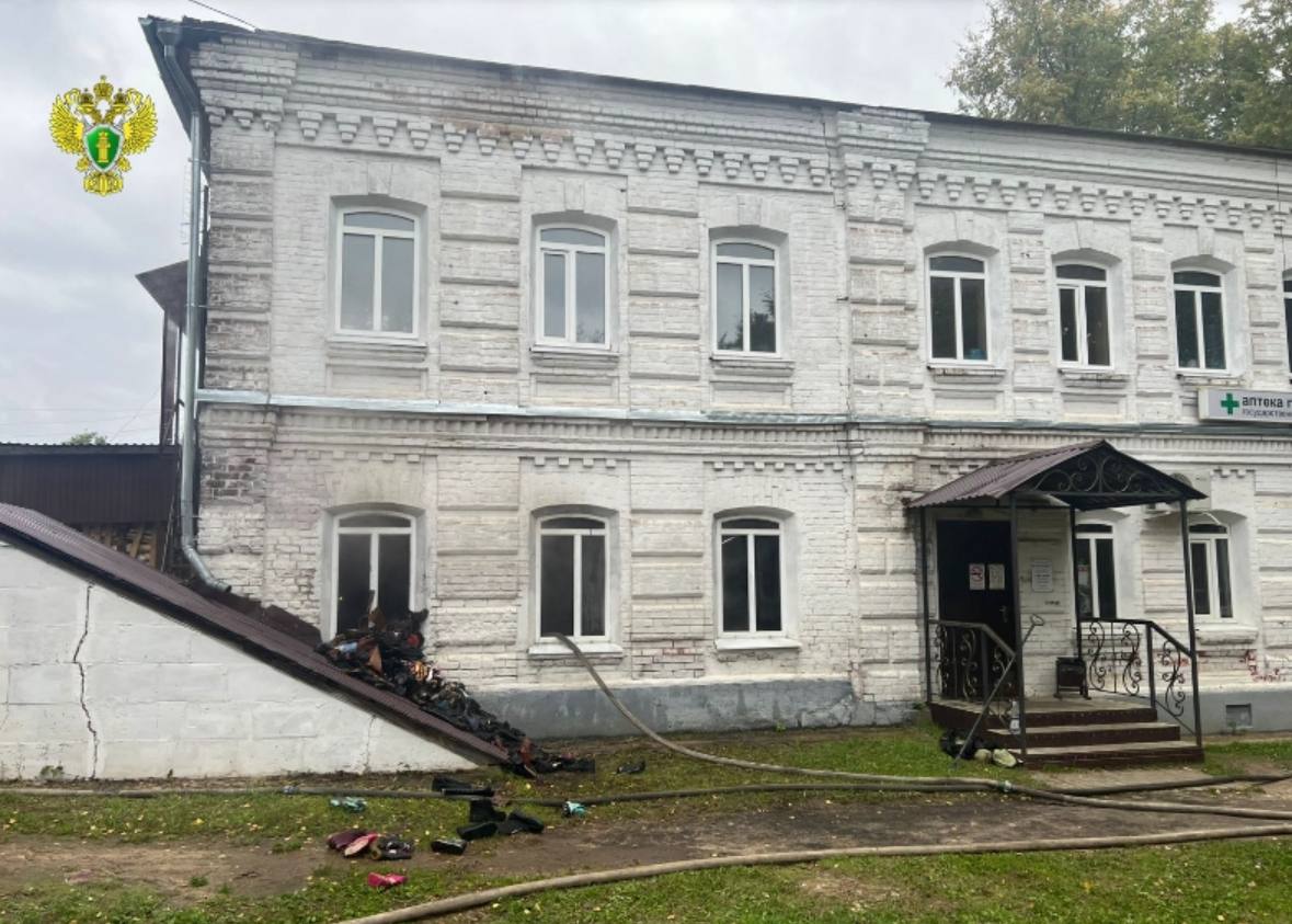 Под Костромой полыхает кирпичный дом-памятник