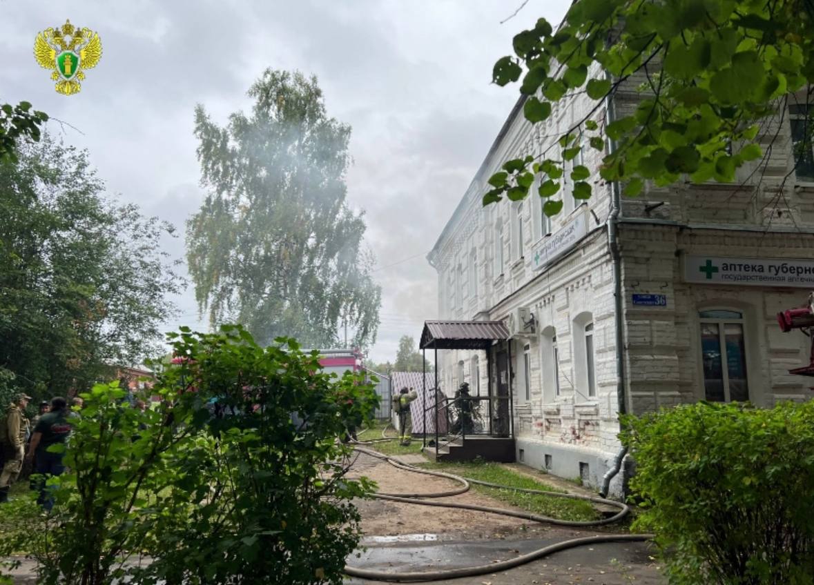 Под Костромой полыхает кирпичный дом-памятник