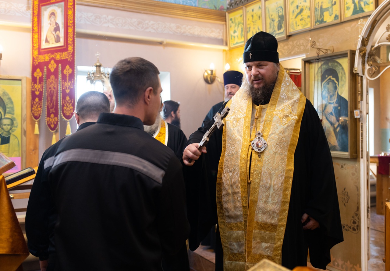 Митрополит Ферапонт окропил святой водой костромских заключенных