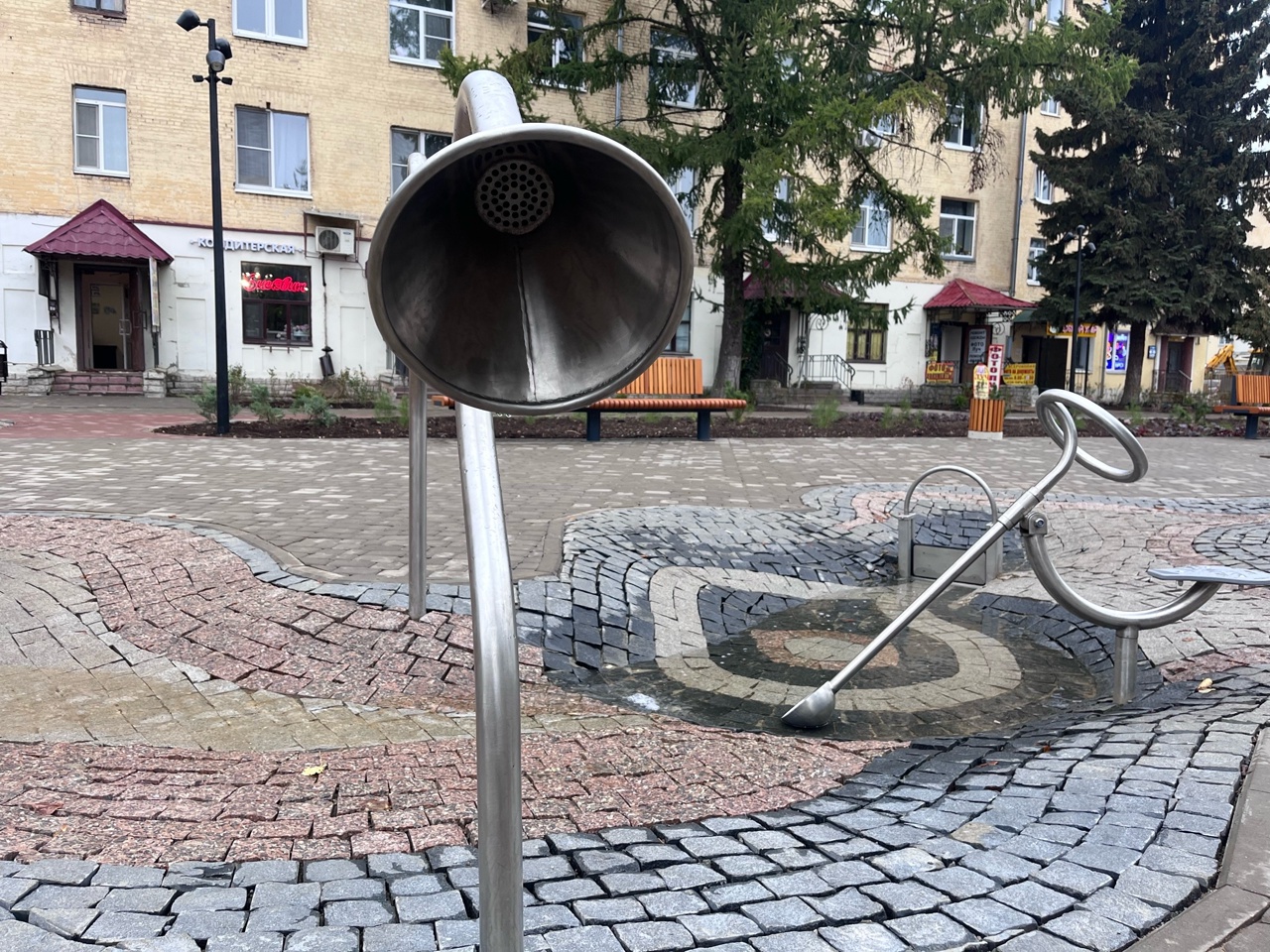 Лаз-тоннель и оригинальный ручеек: в Костроме осовременили сквер со слоником