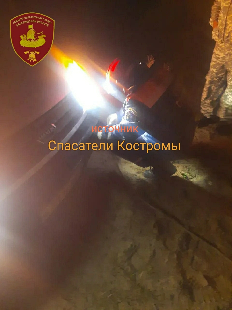 Костромские спасатели вытащили застрявшую машину с несовершеннолетним пассажиром