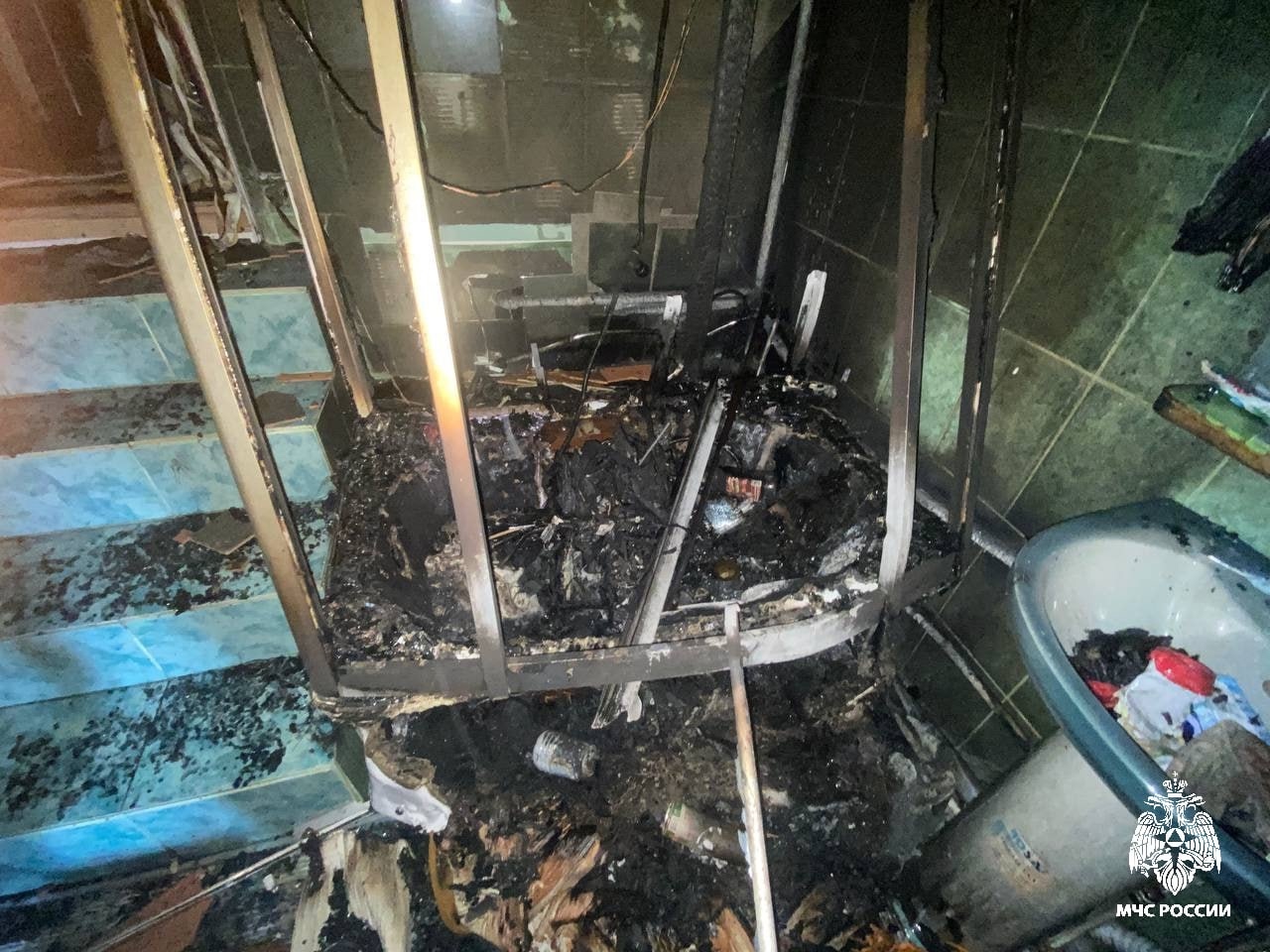 Огнеборцы потушили пылающий дом под Костромой за 16 минут