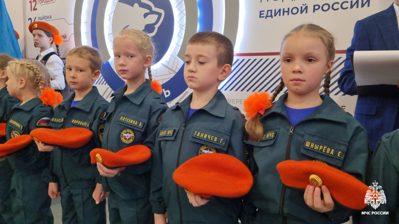 Первоклассники-кадеты МЧС в Костроме приняли первую присягу