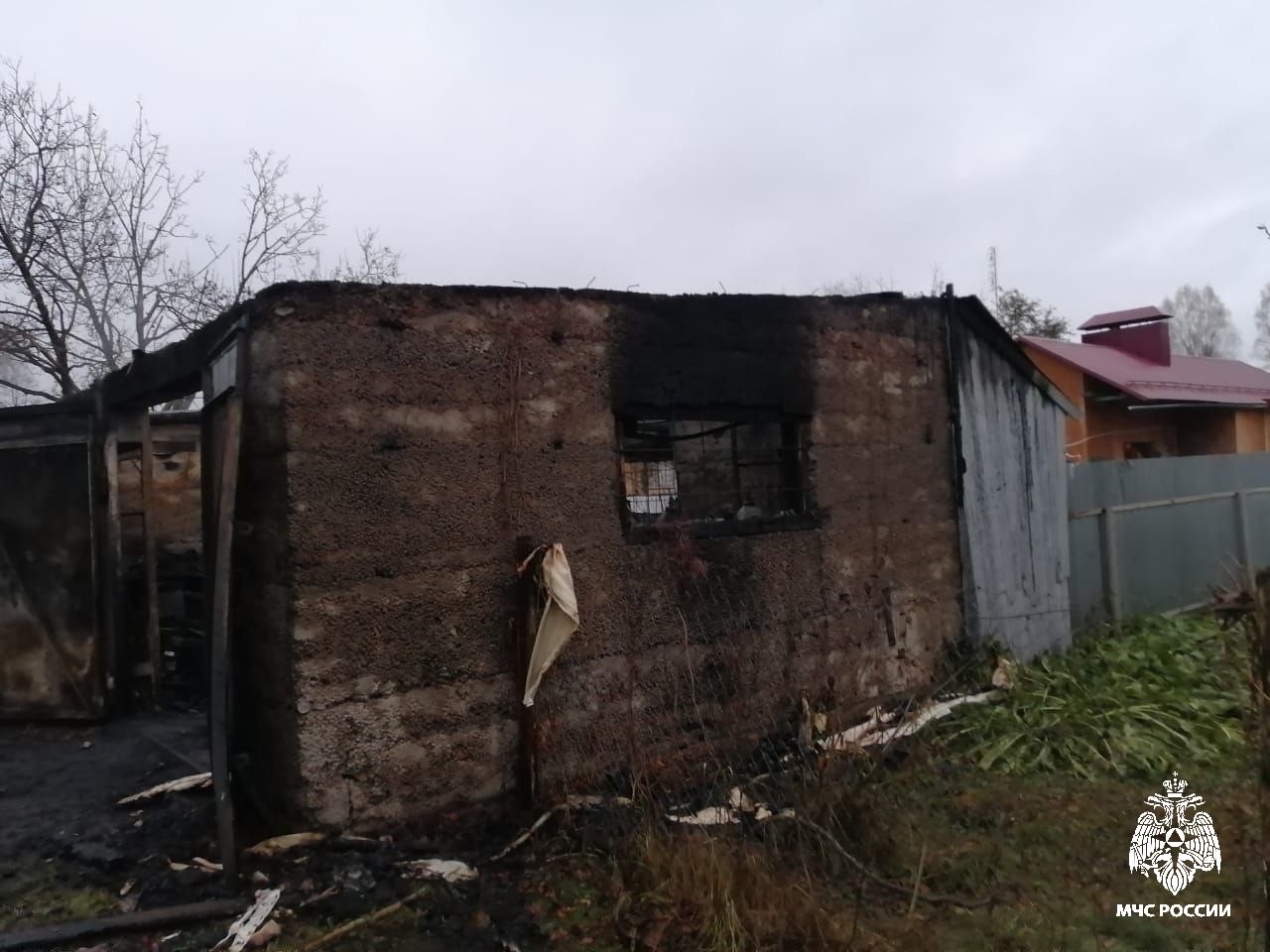 В деревне под Костромой сгорела машина в гараже