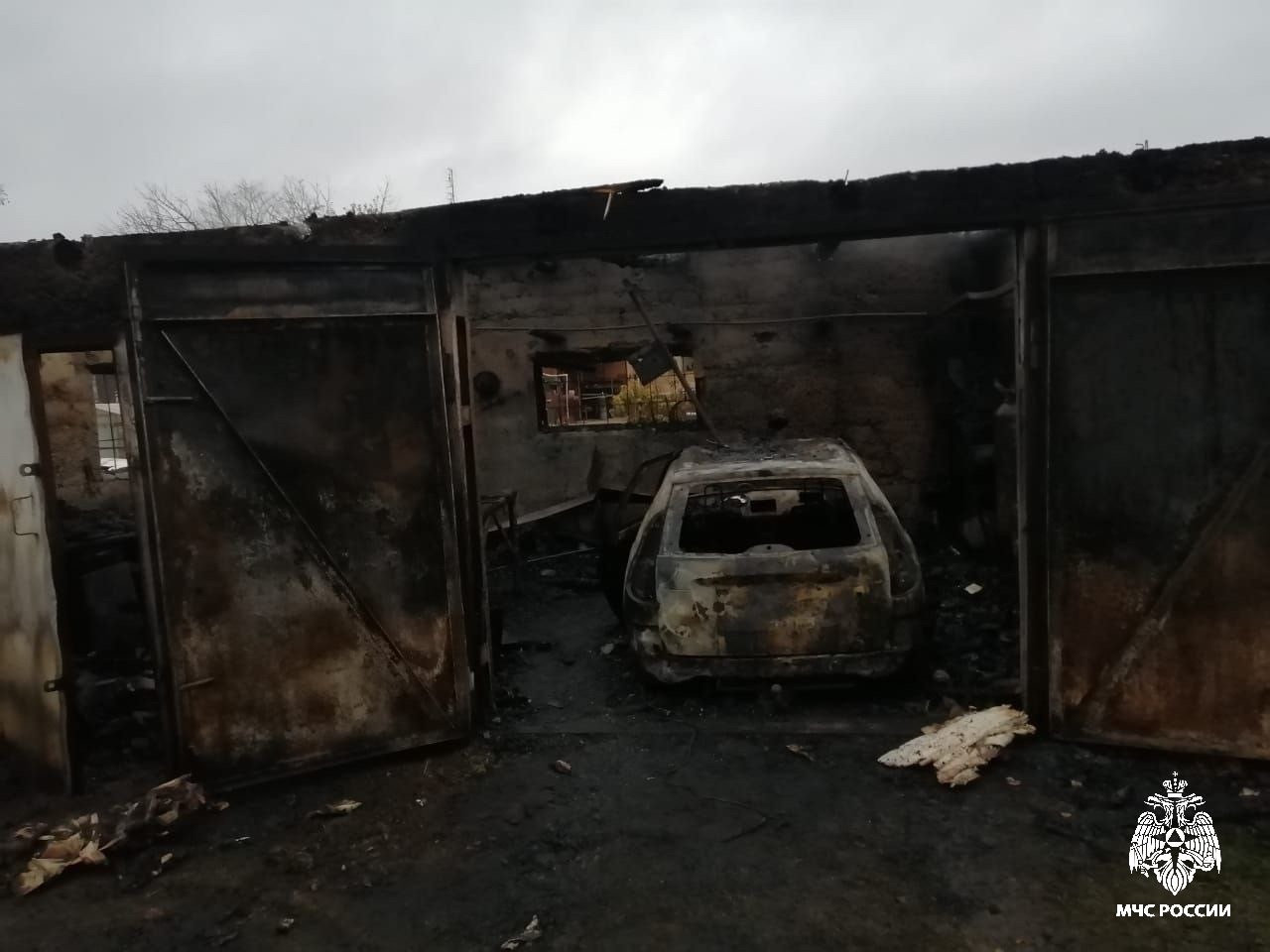 В деревне под Костромой сгорела машина в гараже
