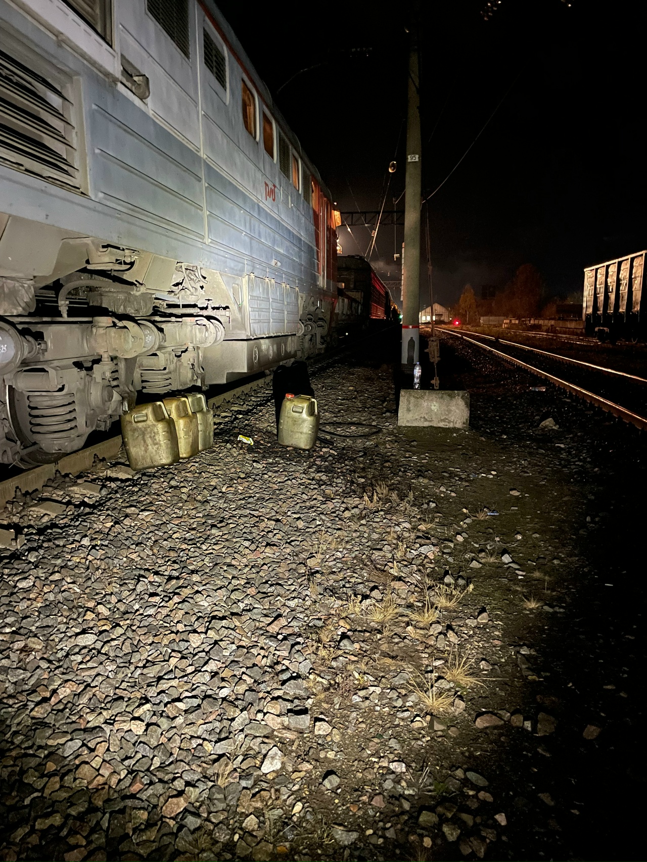 Полтонны солярки слили жители Костромской области у локомотивов