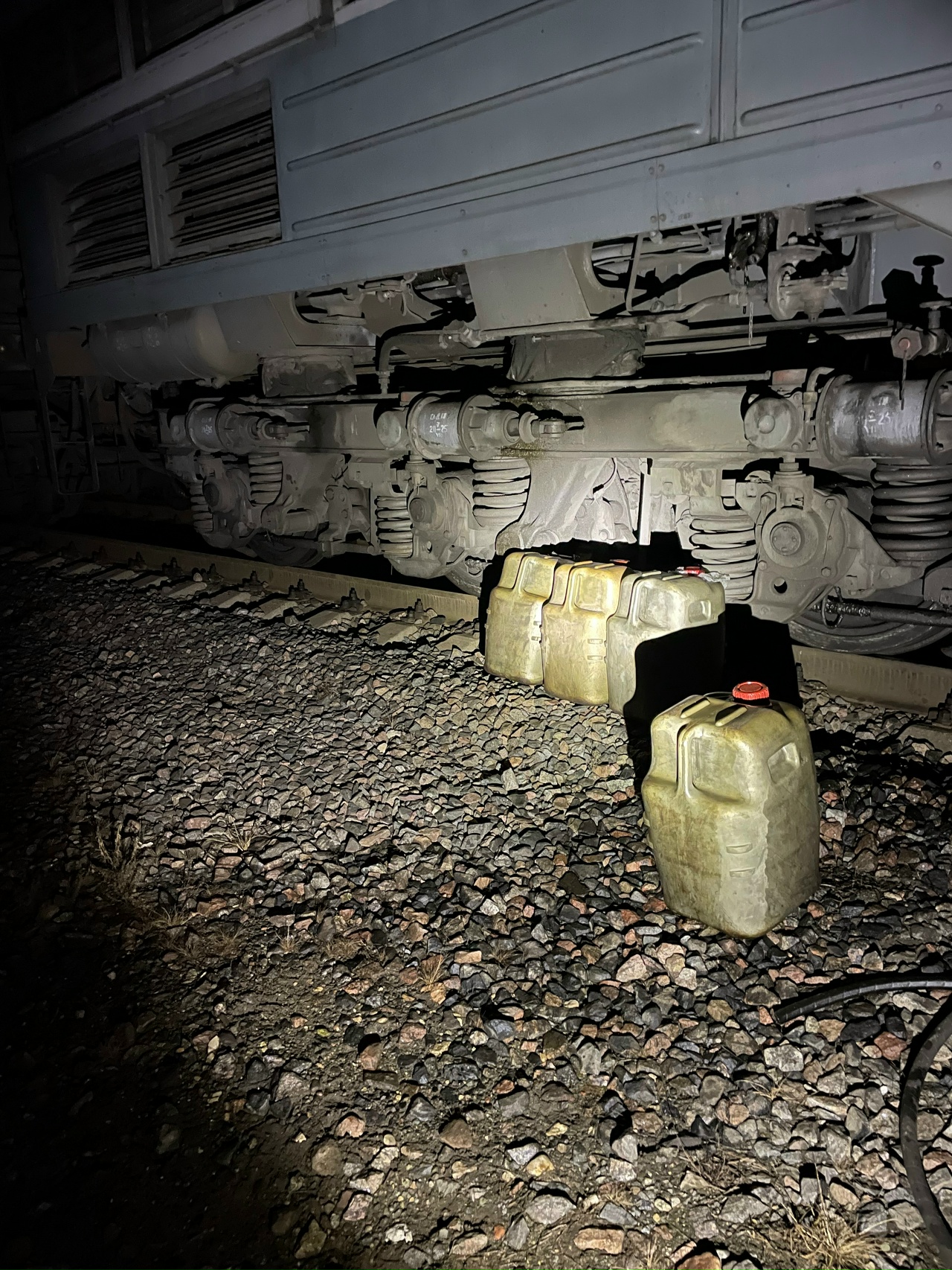 Полтонны солярки слили жители Костромской области у локомотивов