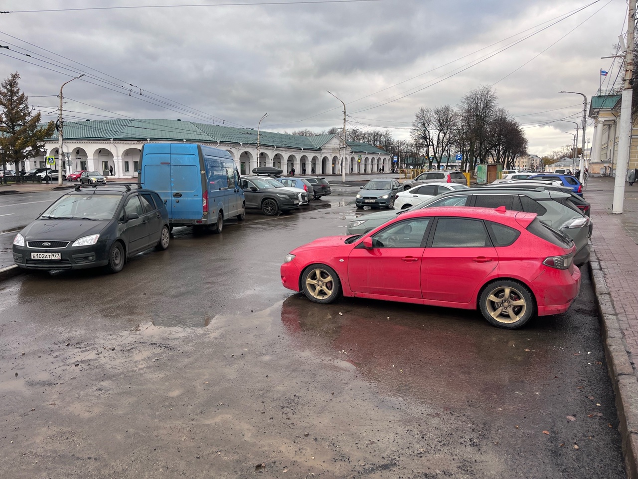 У здания мэрии Костромы открыли парковку