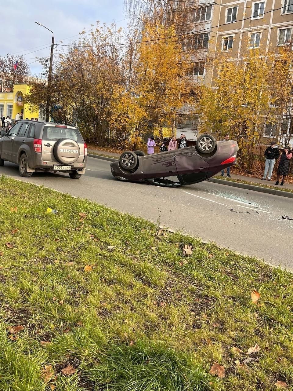 В Костроме у 17-го лицея перевернулся автомобиль