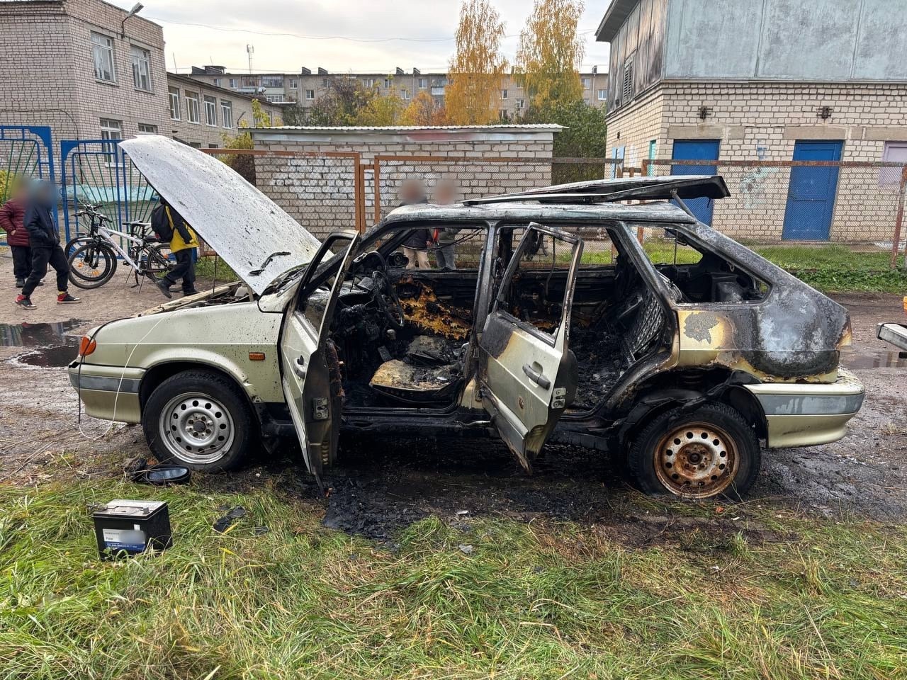 Костромские школьники сожгли чужой автомобиль из шалости