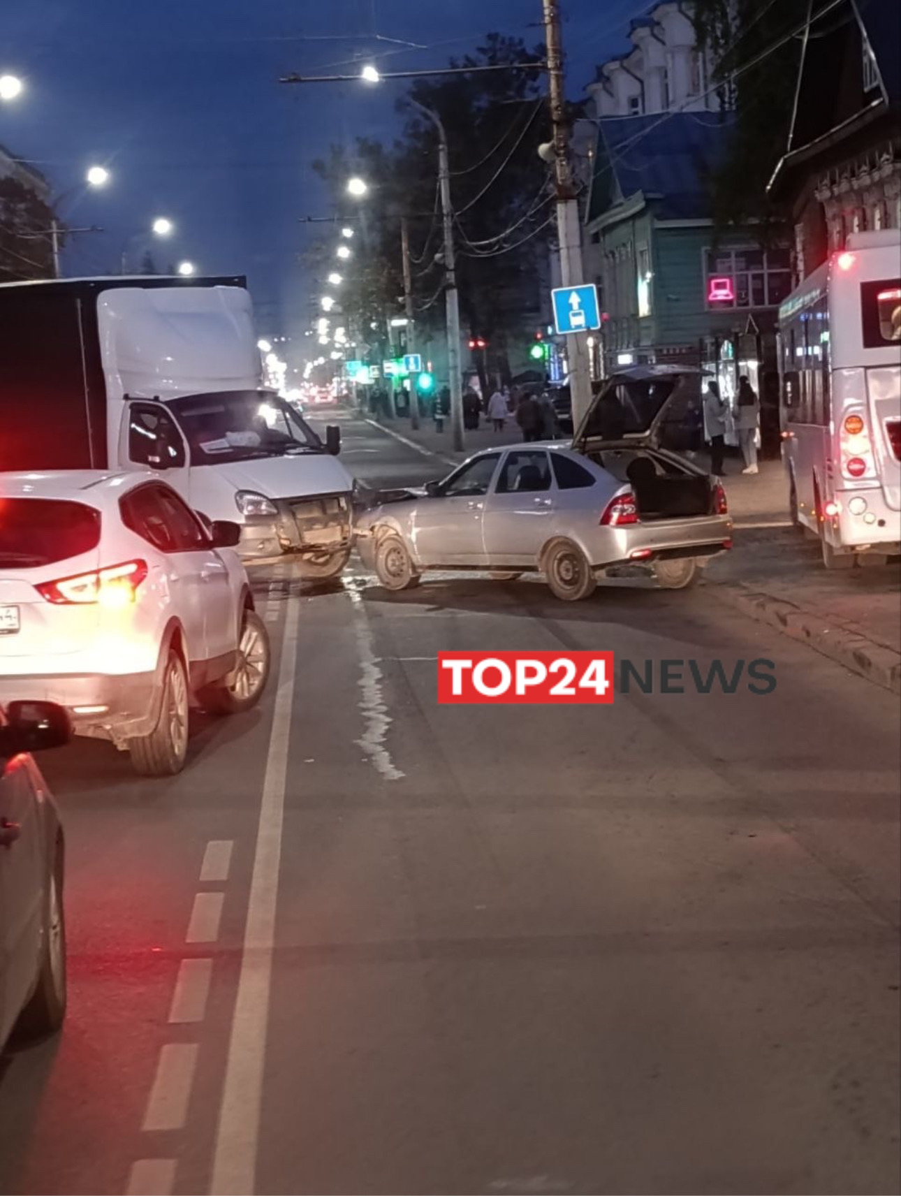 ДТП с легковушкой и грузовиком парализовало движение на Советской в Костроме