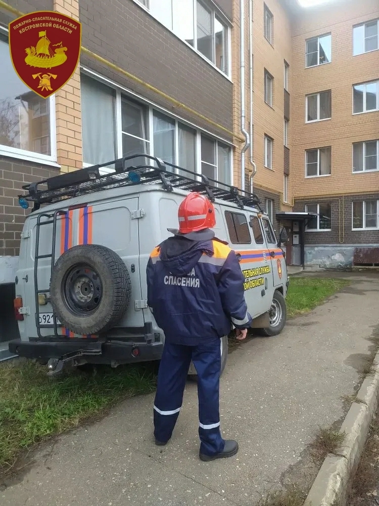 Двухлетнюю малышку вызволили из запертой квартиры в Костроме