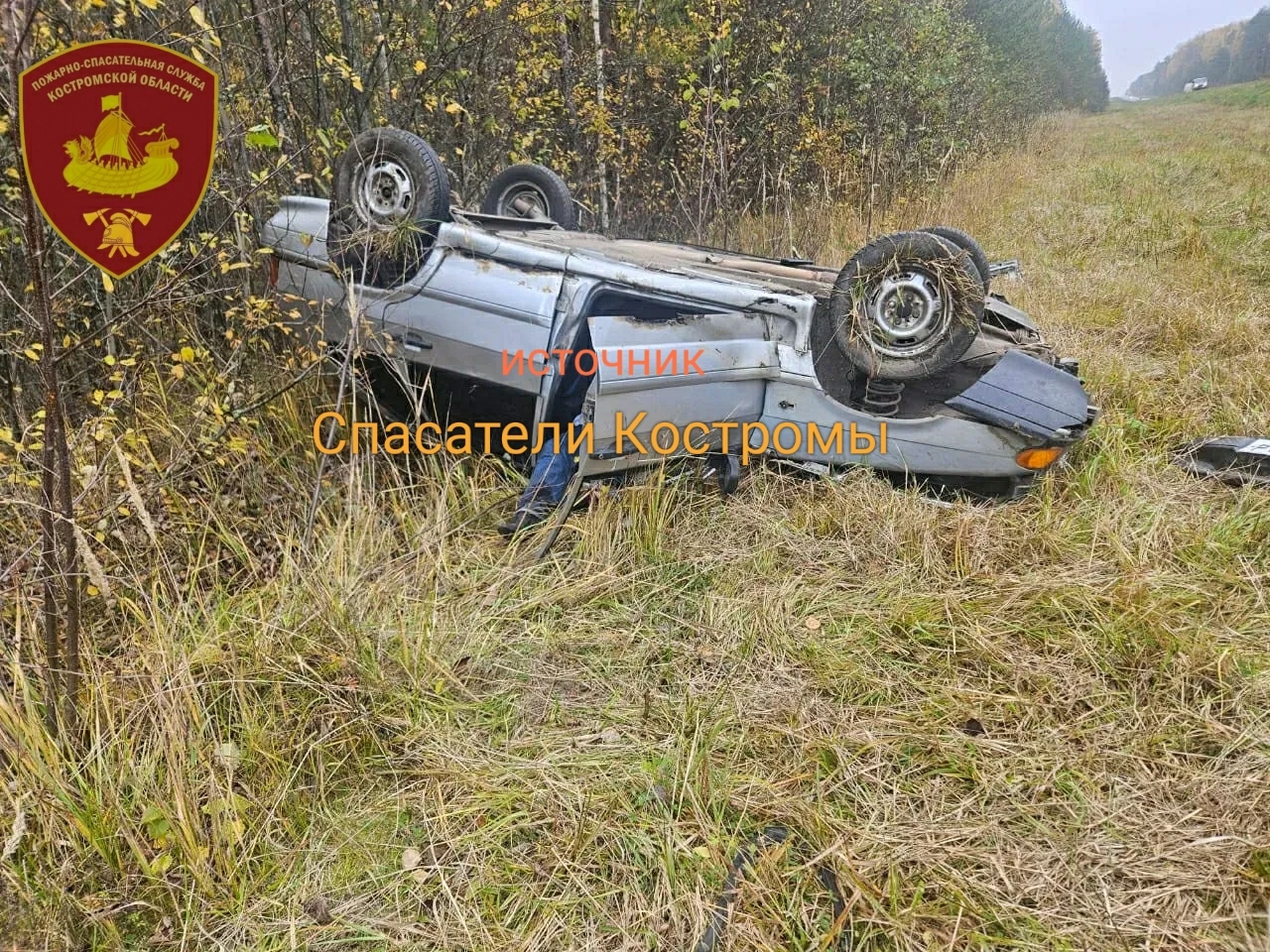Водитель ВАЗа кувыркнулся в кювет на костромской трассе