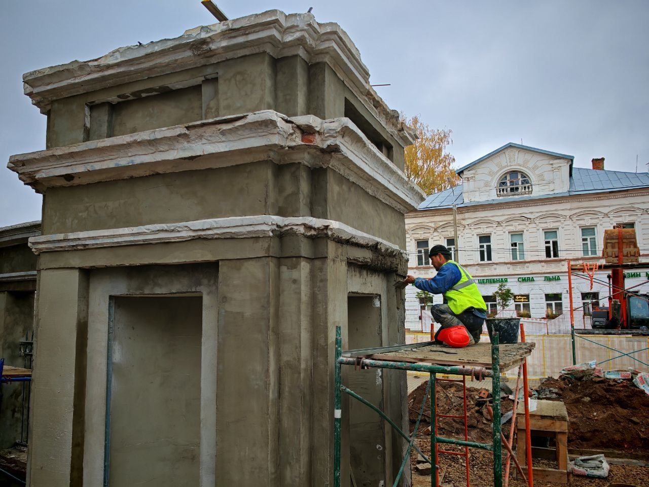 Советские серп и молот возвращаются в Центральный парк в Костроме