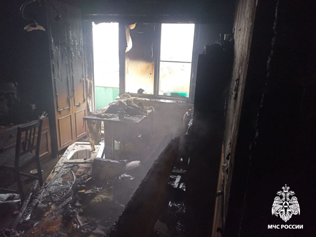 Огнеборцы спасли четырех детей и 14 взрослых из горящего дома в Костроме
