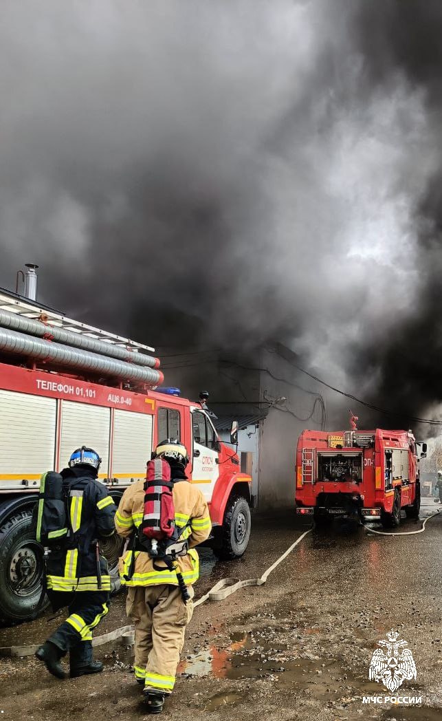 В Костроме горит покрасочный цех