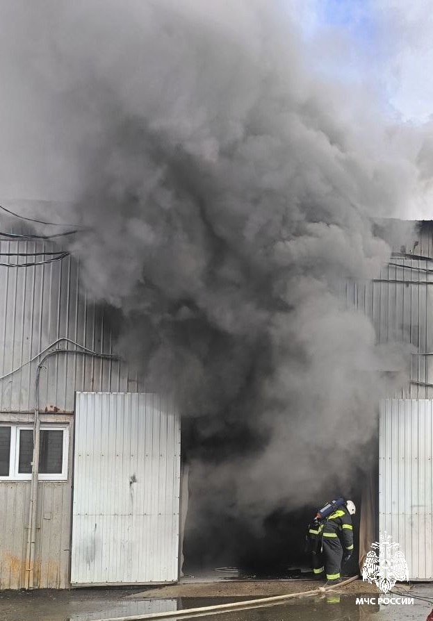 В Костроме горит покрасочный цех