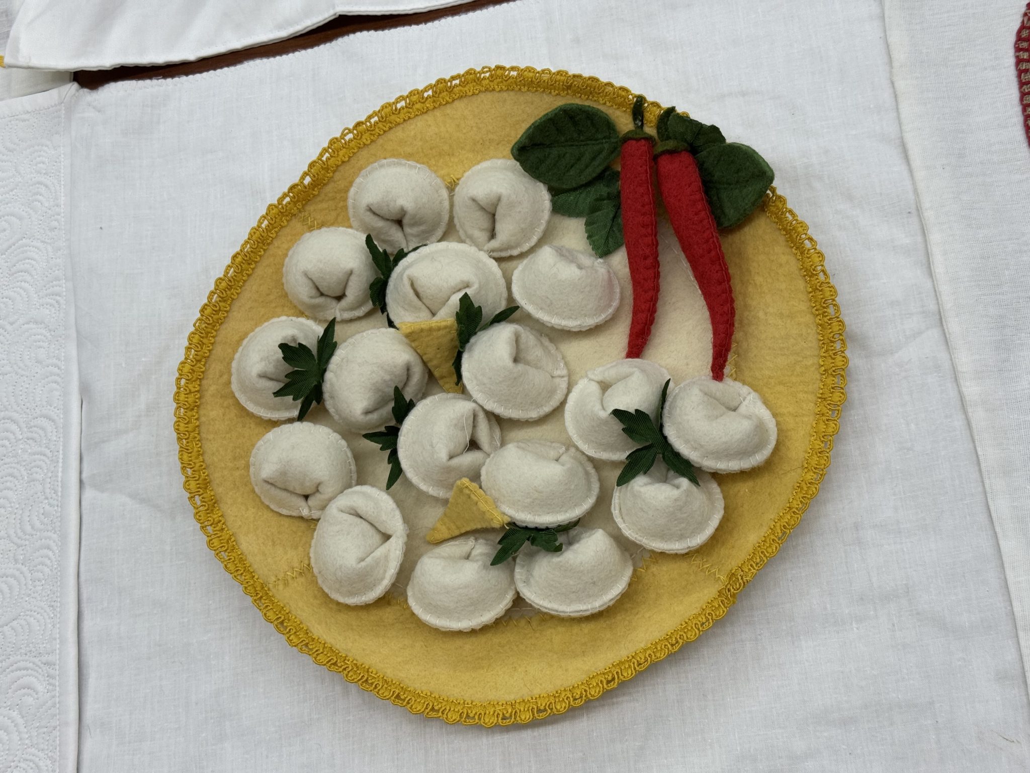 В Костромском музее-заповеднике показали вкусную скатерть-самобранку