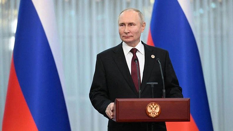 Костромские чиновники стоя аплодисментами поздравили Владимира Путина с днем рождения