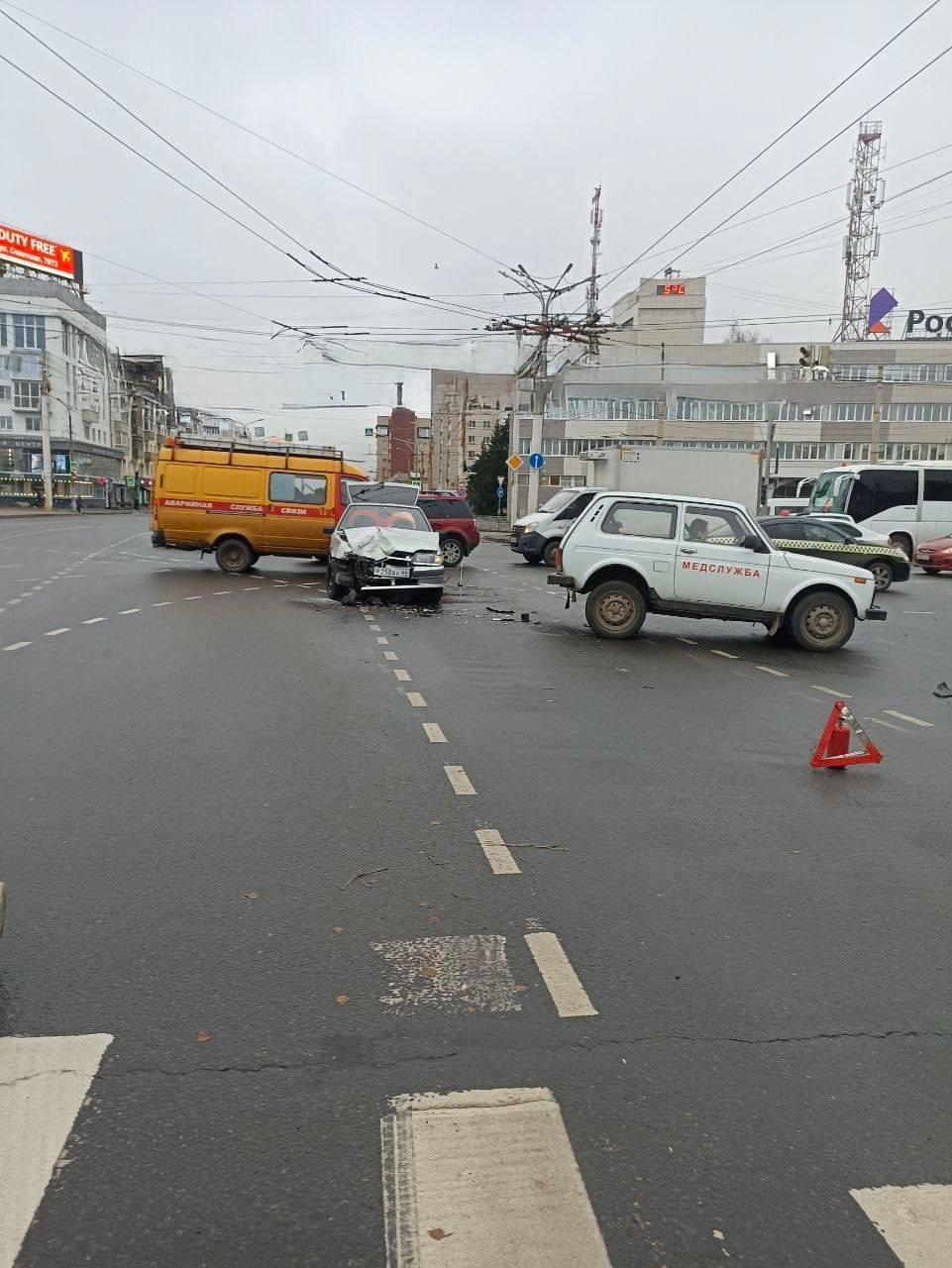 В Костроме на Подлипаева произошло ДТП с автомобилем медслужбы