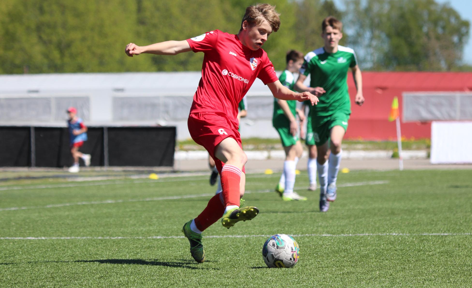 На футбольном поле школы имени Ярцева в Костроме появится новое покрытие