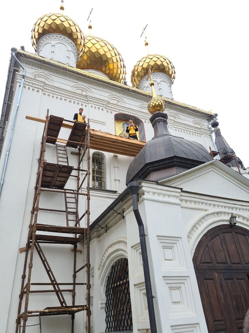 Икону Феодоровской Богоматери освятили на высоте в костромском монастыре