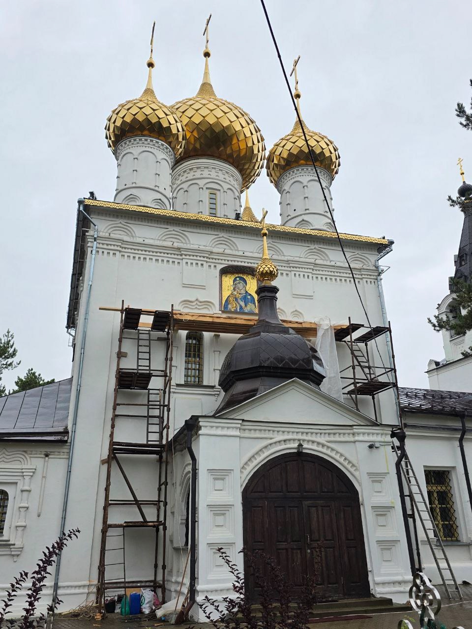 Икону Феодоровской Богоматери освятили на высоте в костромском монастыре