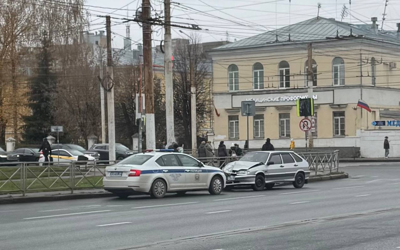 В Костроме на Подлипаева произошло ДТП с автомобилем медслужбы