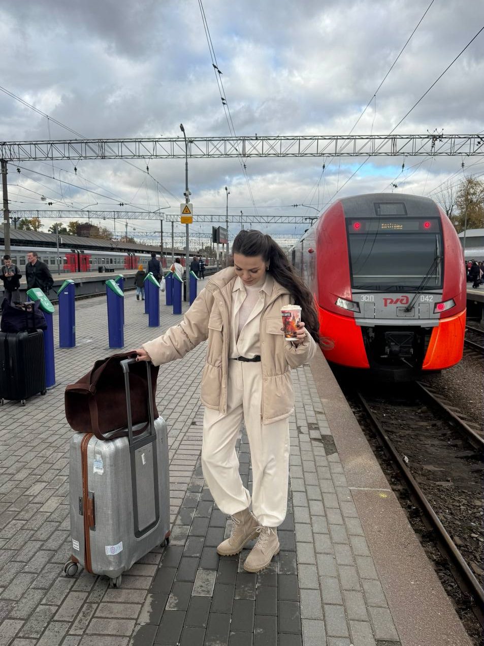 Известная российская телеведущая подоила в Костроме корову