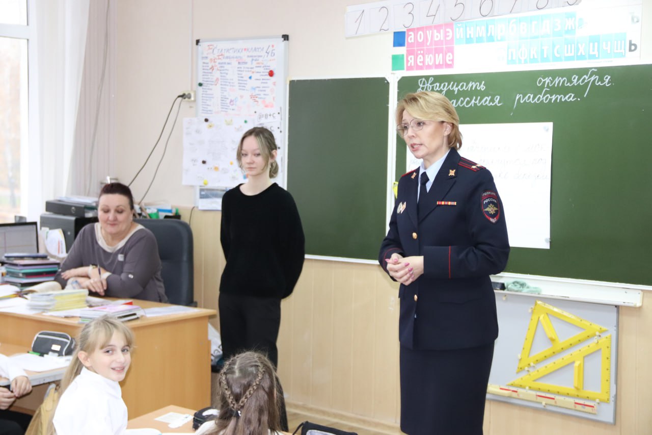 ТРЦ «Солнечный» подарил костромским школьникам модные световозвращающие брелоки