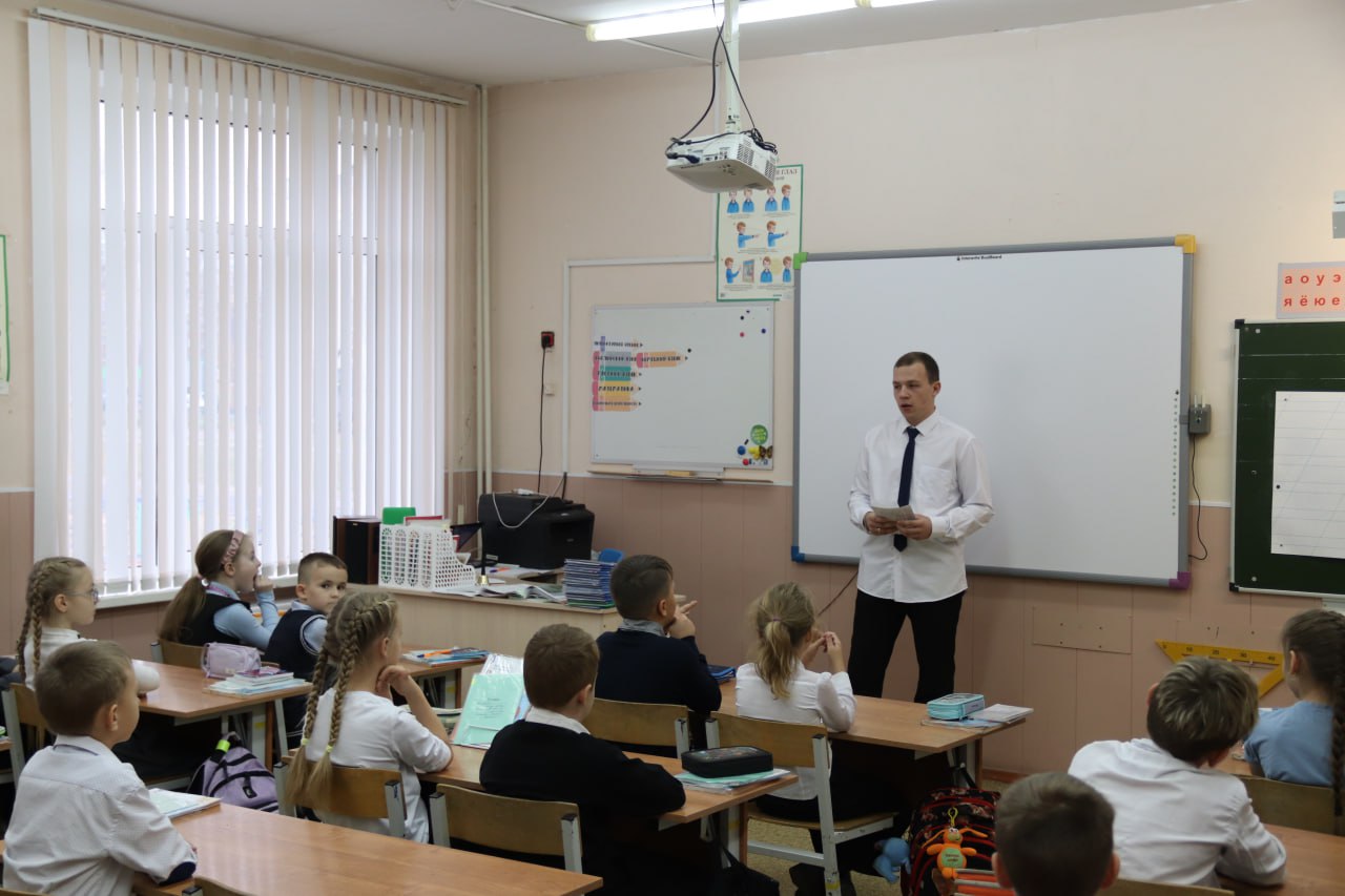ТРЦ «Солнечный» подарил костромским школьникам модные световозвращающие брелоки