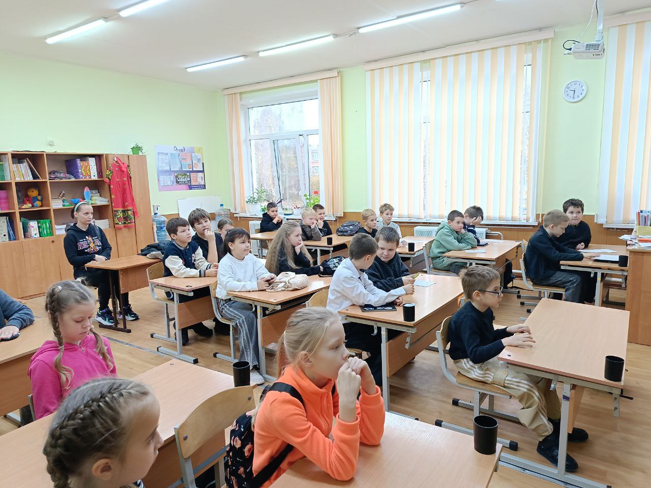 ТРЦ «Солнечный» подарил костромским школьникам модные световозвращающие брелоки