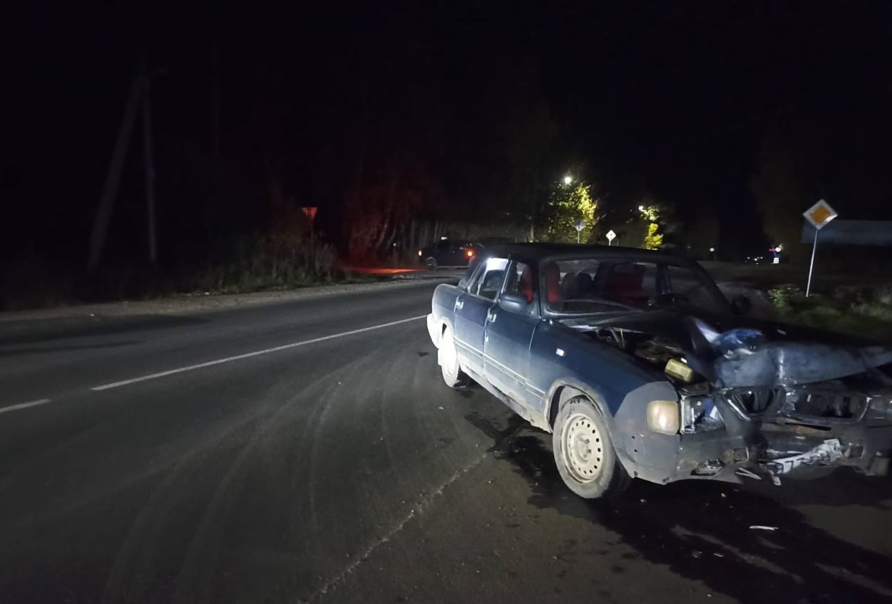 Двоих подростков на питбайке в костромском райцентре сбил автомобилист на "Волге"