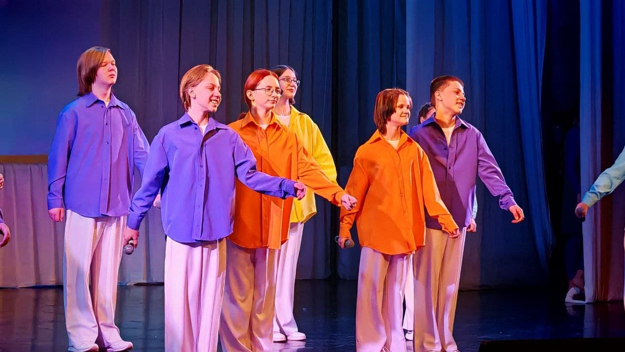 Танцы, песни и театральные номера: костромичкам организовали концерт в честь Дня матери