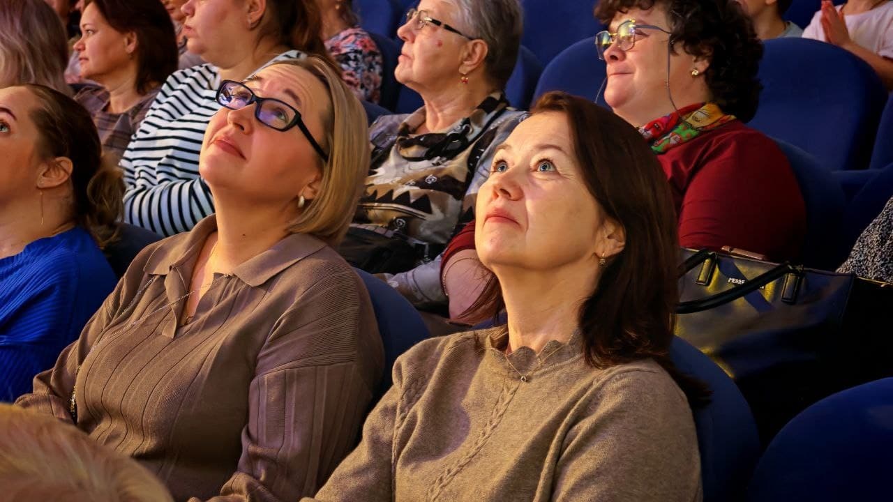 Танцы, песни и театральные номера: костромичкам организовали концерт в честь Дня матери