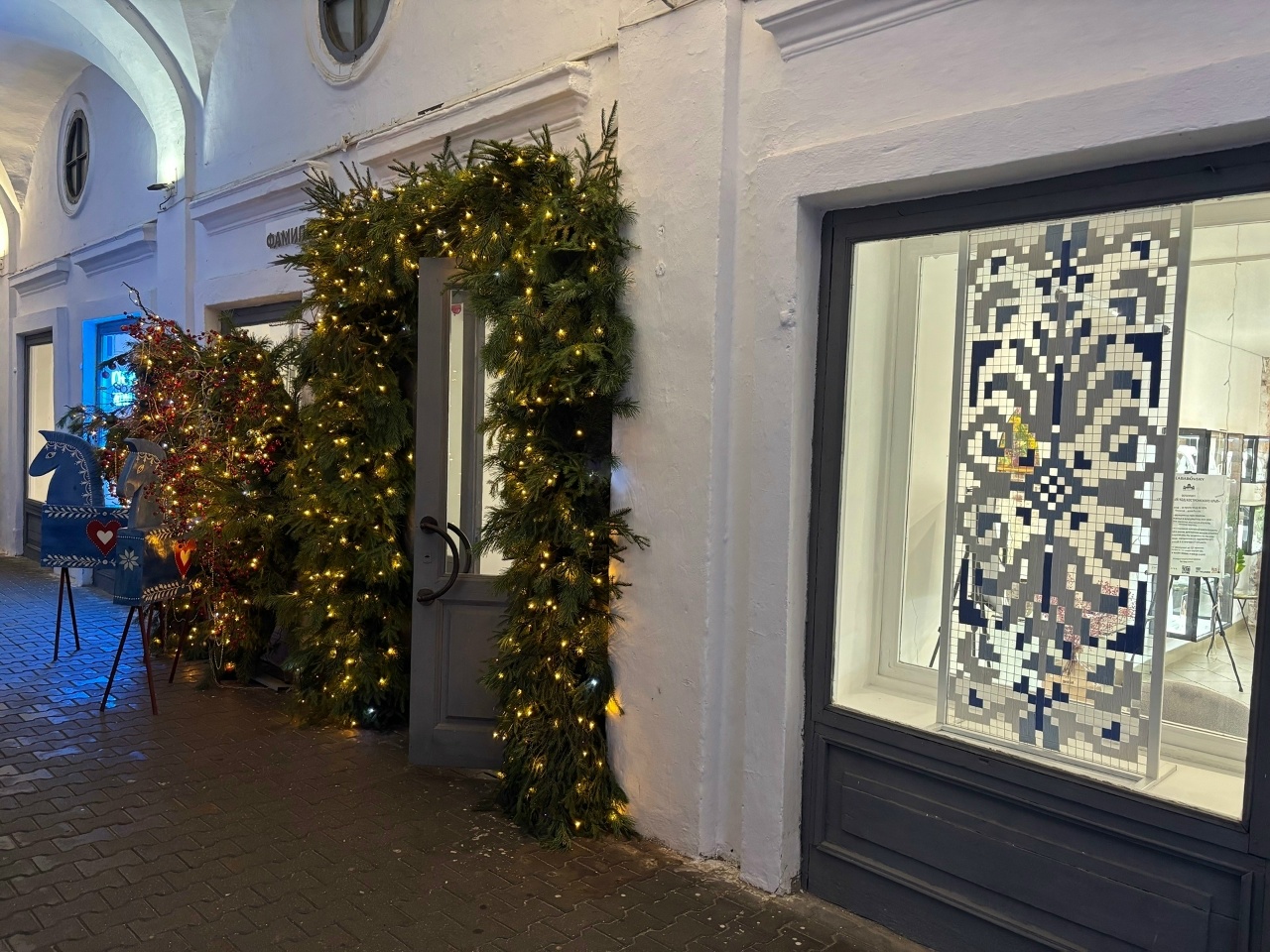 Костромские предприниматели начали украшать Торговые ряды к Новому году